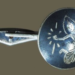 *40140 กลัดติดไทด์เทวดาประทานพร เนื้อเงินลงถม เก่าพอมีอายุ 16