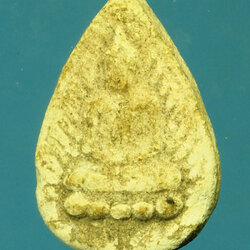 *29620 พระกลีบหยดน้ำ เนื้อผง ไม่ทราบที่และปีสร้าง เก่าพอมีอายุ 9