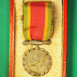 *29558 เหรียญครุฑ หลังช้างเผือก พร้อมแพรแถบ ยุคเก่า กองกษาปณ์จัดสร้าง เนื้อเงิน 10