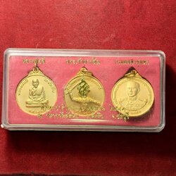 พระเหรียญชุด หลวงพ่ออี๋ พระเจ้าตากสิน กรมหลวงชุมพร ณ วิหารสัตหีบ จ.ชลบุรี ปี 2543 พร้อมกล่อง (SKU-13768)
