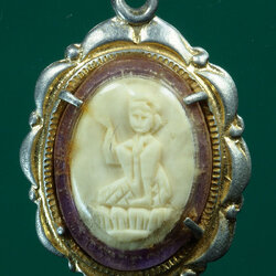 *28444 ล็อกเก็ตนางกวัก แกะ หลังยันต์พุฒซ้อน เก่าพอมีอายุ ไม่ทราบที่ 4