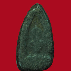 *30882 พระนางกำแพง พิมพ์ทรงคล้ายเม็ดมะเค็ด สภาพใช้ เนื้อดำ 13