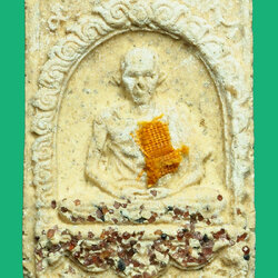 ขายแล้ว*36591 พระผงรูปเหมือนโรยพลอย มงคลเกษม 3 หลวงพ่อเกษม สุสานไตรลักษณ์ ลำปาง ปี 2523 ไม่มีกล่อง 70