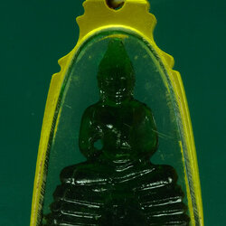 *28530 พระแก้วพระพุทธโสธร ขนาดห้อยคอ ไม่ทราบปีสร้าง เลี่ยมพลาสติก 25