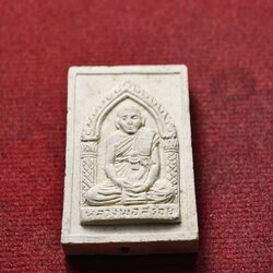 พระผงรูปเหมือน นั่งในซุ้มประตูหลังติดจีวร ครูบาสร้อย วัดมงคลคีรีเขตต์ จ.ตาก (SKU-13684)