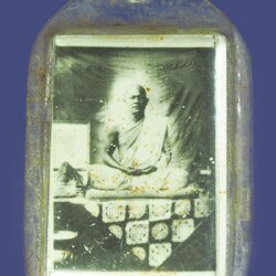 *39998 รูปถ่ายสองหน้าหลวงพ่อดำ วัดโคกหม้อ นครสวรรค์ เลี่ยมพลาสติกเก่า 40