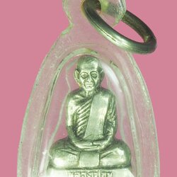 *39785 รูปหล่อปั้ม หลวงพ่อถม วัดเชิงเท่า ลพบุรี เนื้อเงิน พิมพ์เล็ก เลี่ยมพลาสติกเก่า 8