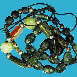 *37561ลูกปัดโบราณยุคทวารวดีอายุกว่าพันปี หยกสะเดา (เฉพาะเม็ดสีเขียวเข้มเม็ดมะเฟื่องกับสีเหลี่ยมยาว) ขึ้นแถวลพบุรี หายากเล่นหากันเป็นสากลกันทั่วโลก มีในอีเบย์ 16