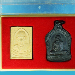 ขายแล้ว*35949 เหรียญ+พระผงรูปเหมือน หลวงพ่อเกษมเขมโก สุสานไตรลักษณ์ ลำปาง กล่องเดิม 70