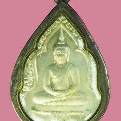 *40351 เหรียญพระแก้วมรกต วัดพระศรีรัตนมหาศาสดาราม กรุงเทพ ปี 2525 เนื้่อเงิน เลี่ยมจับขอบเงินเก่า 10