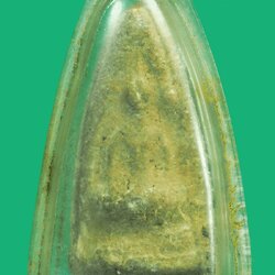 *40189 พระพิมพ์สามปลื้ม ลักษณะ เนื้อผงกระดูกผี เลี่ยมพลาสติกเก่าหลายสิบปี ไม่ทราบที่และปีสร้าง 3