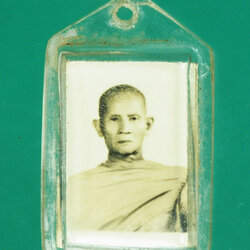 *29160 รูปถ่ายหลังยันต์ ไม่ทราบอาจารย์ เลี่ยมพลาสติกสันนิฐานเดิมจากวัด 4