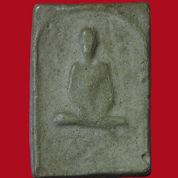 *30517 พระผงรูปเหมือนนั่งเต็ม องค์ เนื้อผงน้ำมัน เก่าพอมีอายุ ไม่ทราบที่ 9