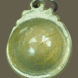 *39861 ลูกอมเก่าเนื้อแห้ง เลี่ยมพลาสติกเก่าหลายสิบปี ไม่ทราบที่และปีสร้าง 12