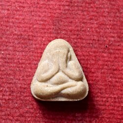 พระผงปิดตาหลวงพ่อเกษม เขมโก สุสานไตรลักษณ์ จ.ลำปาง (SKU-13784)