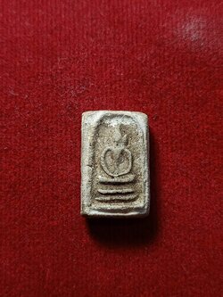 พระสมเด็จพิมพ์เล็ก หลวงปู่นาค หลังตราโล่ตำรวจ(ตราแผ่นดิน) วัดอรุณราชวราราม (วัดแจ้ง) กทม. ผสมผงวัดระฆัง (SKU-02801)