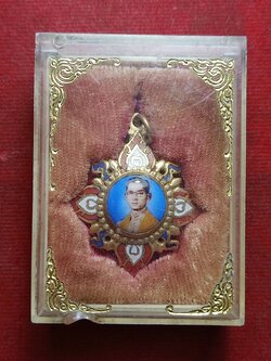 เข็มกลัด ร.9 หลังลายเซ็นต์ พร้อมกล่อง (SKU-08841