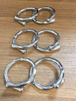 ส่งฟรี ห่วงรัดผ้าเช็ดปาก ลายกลมทุบปลายหัวหมุด 6 ชิ้น/ชุด NAPKIN RING # TWIN FISH รหัส NR-3