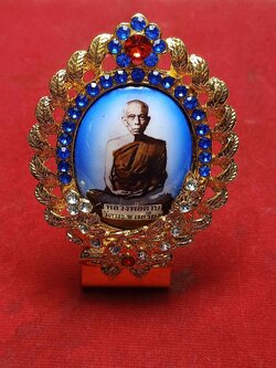 ล็อคเก็ตตั้งหน้ารถ หลวงพ่อตาบ วัดมะขามเรียง จ.สระบุรี ล้อมพลอย ขนาด 3*2 นิ้ว (SKU-02950)