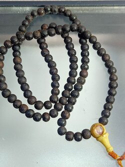 ประคำหลวงพ่ออุตตมะ วัดวิเวการาม จ.กาญจนบุรี เนื้อไม้จุ่มรัก*มีรูปถ่ายที่เม็ดยอด (SKU-00736)