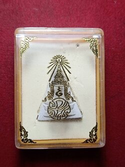 พระพุทธนวราชบพิตร เนื้อผงผสมมวลสารสมเด็จจิตรดา พิมพ์สมเด็จจิตรลดา หลัง ภปร. ปี 2529 พร้อมกล่อง (SKU-10773)