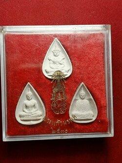 พระผงชุด พระแก้วมรกตสามฤดู หลัง ภปร. ปี 2530 พิธีใหญ่ พร้อมกล่องเดิม (SKU-07370)