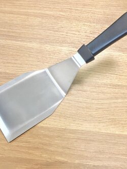 SCR-3 ตะหลิวเทปันยากิด้ามดำ (มีคม)