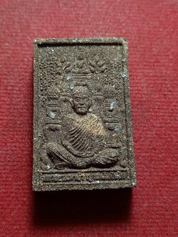 พระผงโต๊ะหมู่หลวงตามหาบัว วัดป่าบ้านตาด จ.อุดรธานี ปี 2553 (SKU-11764)