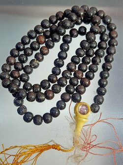 ประคำหลวงพ่ออุตตมะ วัดวิเวการาม จ.กาญจนบุรี เนื้อไม้จุ่มรัก*มีรูปถ่ายที่เม็ดยอด (SKU-00735)