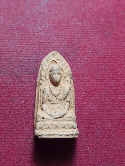 พระรอดเนื้อดิน ครูบาศรีวิชัย นักบุญแห่งล้านนาไทย พระธาตุดอยสุเทพ จ.เชียงใหม่ (SKU-11289)