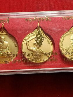 ชุดเหรียญพิธีพุทธาภิเษกวิหารวัดสัตหีบ ที่ระลึกสร้างอนุสาวรีย์ พระเจ้าตาก หน่วยสงครามพิเศษทางเรือ ปี2543 พิมพ์ใหญ่ กะไหล่ทอง กล่องเดิม (SKU-06852)