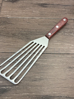 PS-53 ตะหลิวเทปันยากิแบบมีร่องสะเด็ดน้ำมัน ด้ามไม้มีหมุดยึด ขนาด 32 ซม.