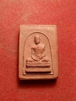 พระผงในหลวง ร.9 ทรงผนวช (เนื้อแดง) วัดบวรนิเวศวิหาร ปีพ.ศ. 2507 (SKU-09376)