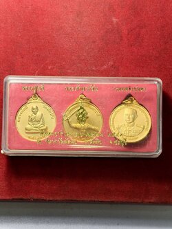 พระเหรียญชุด หลวงพ่ออี๋ พระเจ้าตากสิน กรมหลวงชุมพร ณ วิหารสัตหีบ จ.ชลบุรี ปี 2543 พร้อมกล่อง (SKU-13768)