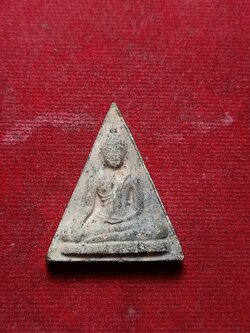 พระนางพญา เสน่ห์จันทร์ หลวงพ่อไซร้ วัดช่องลม จ.อุตรดิตถ์ เนื้อดิน (SKU-03007)