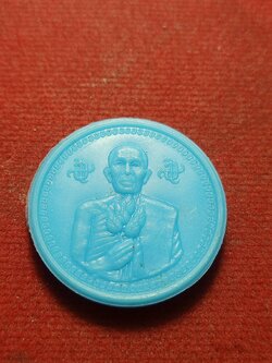 เหรียญหลวงพ่อโอภาสี ถือดอกบัว เนื้อพลาสติก วัดพุทธบูชา (อาศรมบางมด) กทม. (SKU-10891)