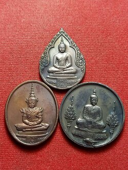 เหรียญพระแก้วมรกต ครบ 3 ฤดู หลัง ภปร. รุ่นฉลอง 200 ปี กรุงรัตนโกสินทร์ ปี2525 วัดพระศรีรัตนศาสดาราม กทม. (SKU-12468)