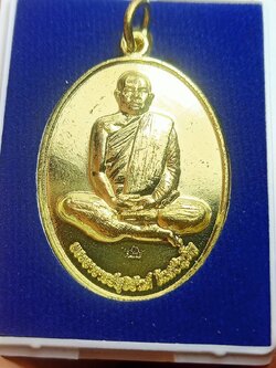 เหรียญพระอาจารย์สุริยันต์ รุ่นวยทันใจ วัดป่าวังน้ำเย็น จ.มหาสารคาม พร้อมกล่อง (SKU-06456)