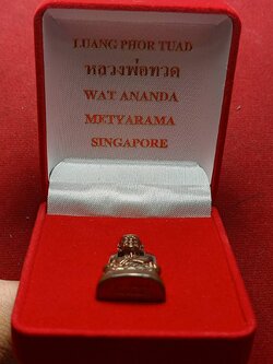 รูปหล่อหลวงปู่ทวด วัดอานันทเมตยาราม (สิงคโปร์) ปี 2555 เนื้อนวะ พร้อมกล่อง (SKU-07813)