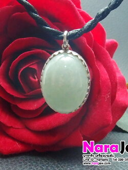จี้หยกแท้ สีเขียวธรรมชาติ เลี่ยมกรอบเงินแท้ พร้อมแถมฟรี สร้อยคอไหมญี่ปุ่น 18 นิ้ว