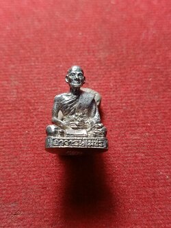 รูปหล่ออาจารย์เพ็ชรเนื้อเงิน รุ่นเพชรคูณเพชร หลวงพ่อคูณปลุกเสก จ.นครราชสีมา (SKU-01874)