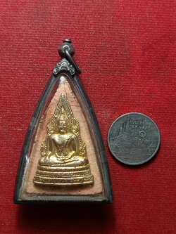 พระพุทธชินราช เนื้อดิน เลี่ยมเงินเก่า (SKU-09590)