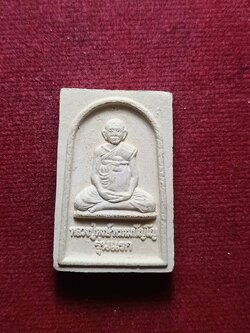 พระผงรูปเหมือนหลวงปู่หงษ์ รุ่นแรก วัดเพชรบุรี จ.สุรินทร์ ปี 2541 (SKU-09056)