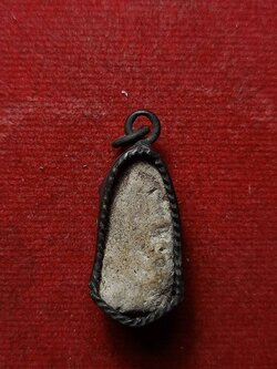 พระเนื้อดิน เลี่ยมเงินเก่า แบบโบราณ ไม่ทราบที่ (SKU-09158)