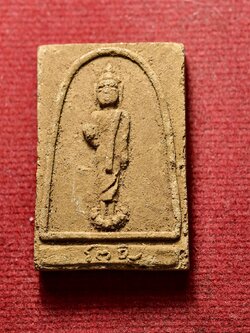 พระผงว่านพิมพ์ประจำวัน หลังยันต์ 5 หลวงปู่ดีเนาะ จ.อุดรธานี ปี 2511 (SKU-13694)