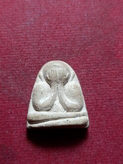 พระปิดตาหลังพระสังกัจจายน์ หลวงปู่เฮี้ยง วัดป่า จ.ชลบุรี ปี 2505 (SKU-12225)