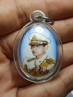 ล็อกเก็ตในหลวง ร.9 หลัง สมเด็จย่า (SKU-01634)