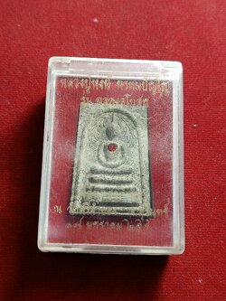 พระสมเด็จเนื้อมหาว่าน ฝังตะกรุดเงิน หลวงปู่หงษ์ พรหมปัญโญ สุสานทุ่งมน (วัดเพชรบุรี) จ.สุรินทร์(SKU-01684)