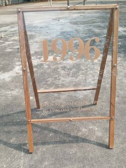 ป้ายไม้สนติดอะคริลิคติดสติ๊กเกอร์ไดคัท