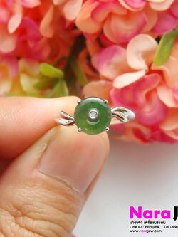 แหวนหยกพม่า สีเขียวเข้มสดสวย ตรงกลางประดับเพชรแท้ เรือนทองขาว White Gold 18K